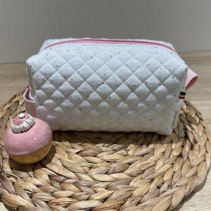 Trousse de toilette en tissu matelassé blanche et rose