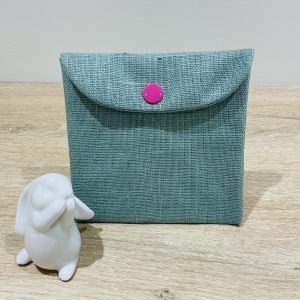 Pochette pour lingettes réutilisables, lin enduit vert et bouton framboise