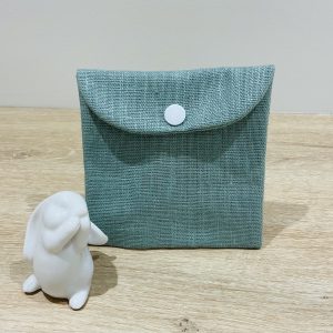 Pochette pour lingettes réutilisables, lin enduit vert et bouton blanc