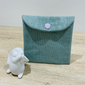 Pochette pour lingettes réutilisables, lin enduit vert et bouton rose