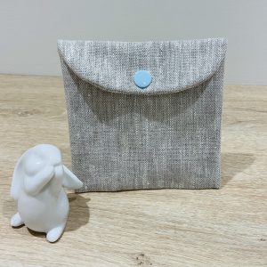 Pochette pour lingettes réutilisables, lin enduit beige et bouton bleu