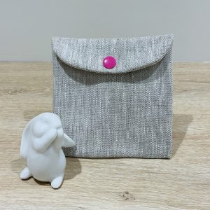 Pochette pour lingettes réutilisables, lin enduit beige et bouton framboise