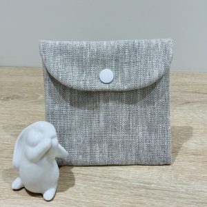 Pochette pour lingettes réutilisables, lin enduit beige et bouton blanc