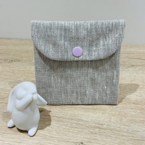 Pochette pour lingettes réutilisables, lin enduit beige et bouton rose