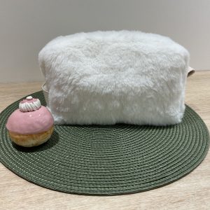 Trousse de toilette fausse fourrure blanche, doublure imperméable